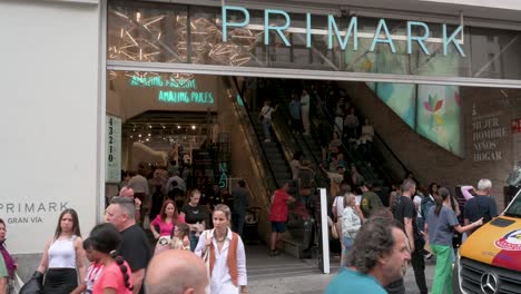 Los-Peatones-Y-Los-Compradores-Se-Ven-Delante-De-La-Entrada-Principal-De-La-Tienda-De-Moda-Irlandesa-Primark-En-España