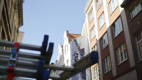 Hermoso-Dibujo-De-Estaño-En-La-Muralla-De-La-Ciudad-De-Bruselas,-Vista-Detrás-De-Una-Camioneta-De-Construcción