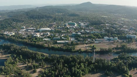Una-Toma-De-Establecimiento-Del-Río-Willamette-Y-El-Campus-De-La-Universidad-De-Oregon