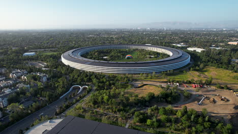 Vista-Aérea-Del-Hito-Futurista-De-La-&#39;nave-Espacial&#39;-Y-Del-Apple-Park-En-Cupertino,-San-José,-California