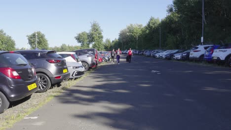 Drei-Männer-Suchen-Ihr-Fahrzeug-Auf-Einem-Langzeitparkplatz