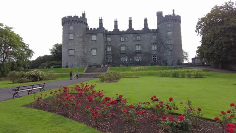 Gente-De-La-Ciudad-De-Kilkenny-Caminando-En-El-Jardín-De-Rosas-Del-Castillo-De-Kilkenny-En-Un-Día-Cálido