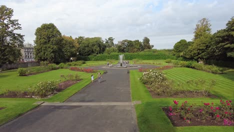 La-Ciudad-De-Kilkenny,-Irlanda,-Vista-Desde-El-Castillo-De-Kilkenny-Del-Jardín-De-Rosas-Amurallado-En-Verano.