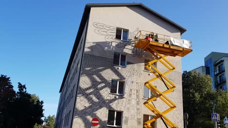painters-on-scissor-lift-are-making-cool-drawing-on-House-in-Tartu-Estonia