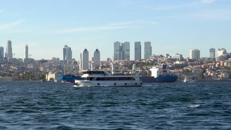 Barcos-Que-Pasan-Por-El-Estrecho-Del-Bósforo,-Paisaje-Urbano-Al-Fondo,-Estambul,-Pavo