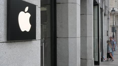 La-Multinacional-Estadounidense-De-Tecnología-Apple-Y-Su-Logotipo-Se-Muestran-Fuera-De-La-Tienda-Mientras-Los-Compradores-Entran-Y-Salen-Para-Comprar-Productos.