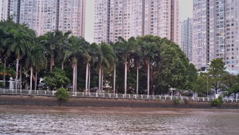 Ein-Abschnitt-Entlang-Der-Ufer-Des-Saigon-Flusses-Mit-Wohnprojekten-Und-Anderer-Moderner-Infrastruktur,-Die-Sowohl-Den-Einheimischen-Als-Auch-Den-Besuchern-Komfort-Und-Augenschmaus-Bieten