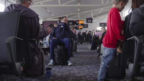 Familias-E-Individuos-Esperando-En-Las-Puertas-De-Salida-Del-Aeropuerto-Stansted-De-Londres.