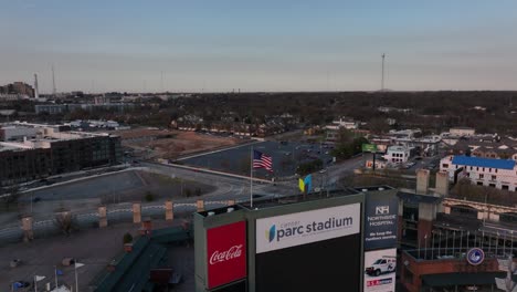 El-Dron-Gira-Alrededor-De-La-Bandera-Nacional-De-Los-Estados-Unidos-De-América-Y-Revela-Un-Estadio-Vacío-Del-Estado-De-Georgia-Al-Atardecer.