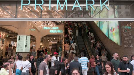 Käufer-Werden-Am-Haupteingang-Des-Irischen-Modehändlers-Primark-Store-In-Spanien-Gesehen