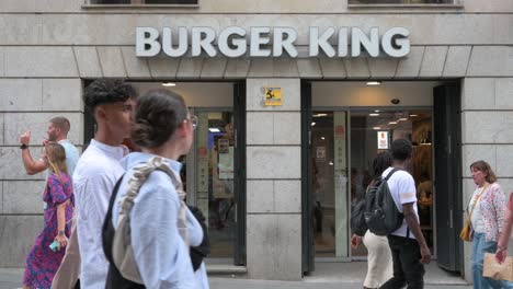 La-Gente-Pasa-Por-La-Cadena-Americana-De-Hamburguesas,-Restaurante-De-Comida-Rápida,-La-Empresa-Burger-King-En-España.