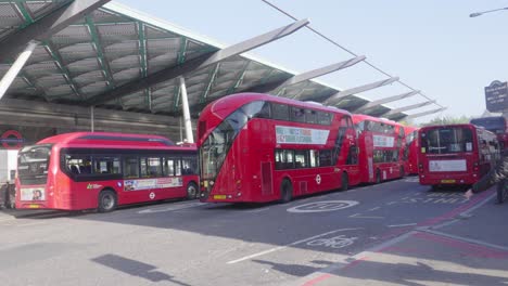 Estación-Llena-De-Autobuses-Londinenses-Estacionados.