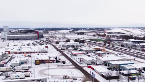 Nach-Unten-Kippbare-Drohnenansicht,-Die-Das-Industriegebiet-Der-Stadt-Linköping-Enthüllt