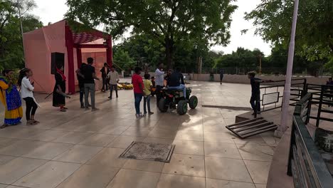 En-El-Parque-De-Atracciones,-Los-Niños-Pequeños-Piden-A-Gritos-Montar-En-Bicicleta-De-Montaña.