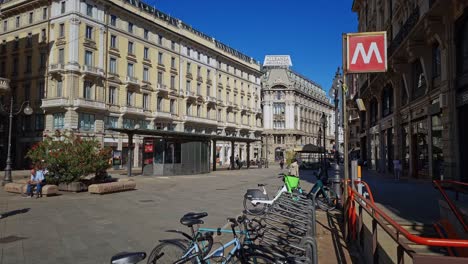 Vista-Estática-Del-Centro-De-Milán-Con-Transeúntes-Bicicletas-Estacionadas-Y-Metro.