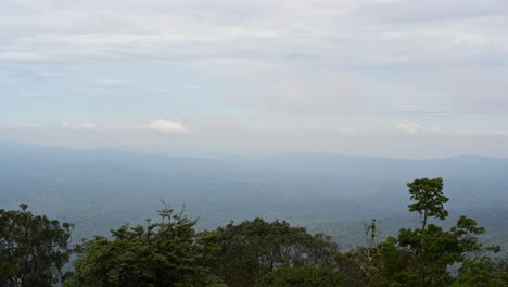 Langsame,-Dünne-Und-Pastös-Gefärbte-Wolken-Bewegen-Sich-Nach-Links-Und-Rollen-Darüber-In-Einer-Zeitrafferlandschaft-Im-Khao-Yai-Nationalpark,-Thailand