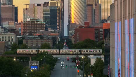 Tren-Elevado-En-El-Centro-De-Chicago,-Illinois.