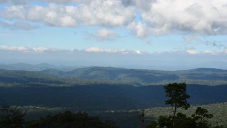 Nubes-Blancas-Y-Oscuras-Moviéndose-Hacia-La-Izquierda-En-Este-Magnífico-Lapso-De-Tiempo-Y-Paisaje-En-El-Paisaje-Del-Parque-Nacional-Khao-Yai,-Tailandia