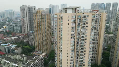 Toma-Aérea-Giratoria-De-Los-Grandes-Complejos-De-Apartamentos-Residenciales-De-Chengdu-En-China