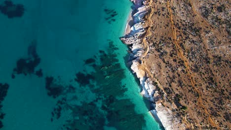 Weißer-Marmor-Der-Ionischen-Küste,-Tiefes-Smaragdgrünes-Meer,-Felsige-Küste-Und-Panoramablick-Auf-Den-Strand-In-Lukova,-Albanien