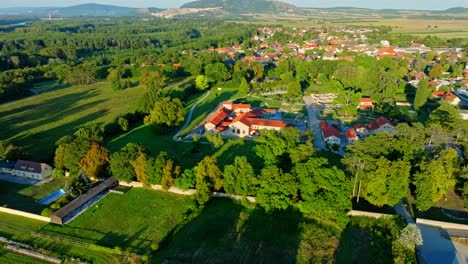 Volando-Hacia-La-Comunidad-Petronell-Carnuntum-Y-El-Parque-Arqueológico-De-Carnuntum-En-Austria