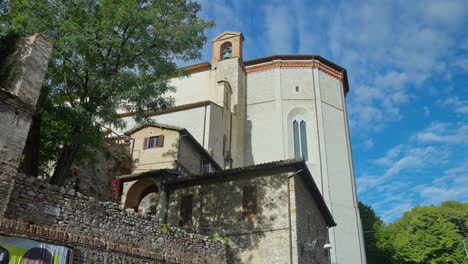 Exterior-De-La-Iglesia-Contra-El-Cielo-Soleado-En-Spoleto,-Umbría,-Italia