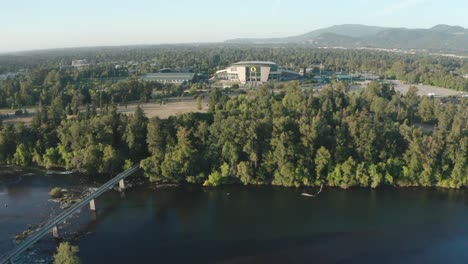 Un-Dron-Que-Establece-Una-Toma-Del-Río-Willamette-Y-El-Estadio-Autzen-En-El-Campus-De-La-Universidad-De-Eugene