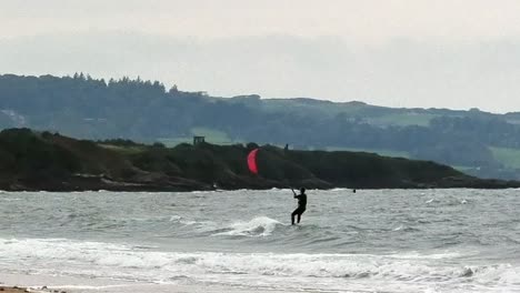 Kitesurfer-Reiten-Auf-Extrem-Windigen-Küstenwellen-In-Der-Nähe-Des-Stürmischen-Bewölkten-Strandes-Von-Wales