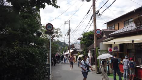 Los-Turistas-Caminan-Por-El-Camino-Del-Filósofo-Y-El-Templo-Ginkaku-ji-En-Kioto,-Japón,-Durante-El-Verano.
