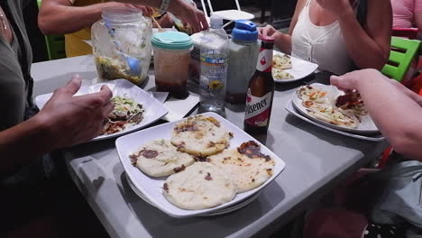 La-Gente-En-La-Mesa-Del-Restaurante-En-San-Salvador-Disfruta-De-Una-Sabrosa-Comida-De-Pupusa.