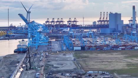 Kräne-Und-Das-Vollautomatische-Containerbewegungssystem-Am-APM-Terminal,-Maasvlakte