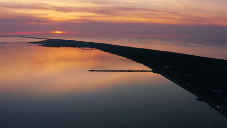 Farbenfroher,-Einzigartiger-Sonnenuntergang,-Der-Sich-Auf-Glasigem-Wasser-In-Der-Bucht-Der-Halbinsel-Hel-Spiegelt