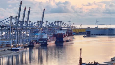 Sonnenaufgang-Am-Rotterdam-World-Gateway-Und-Ein-Großes-Containerschiff-Kommt-Im-Terminal-An