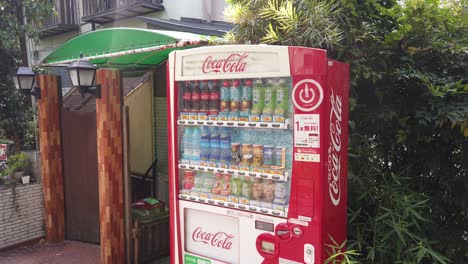 Máquina-Expendedora-De-Coca-Cola-Exhibida-Con-Refrescos-En-Kyoto,-Japón,-Al-Aire-Libre-En-Verano