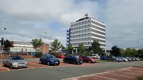 Aparcamiento-Exterior-Frente-De-Cristal-Moderno-Edificio-De-Oficinas-Urbano-En-El-Centro-De-Inglaterra