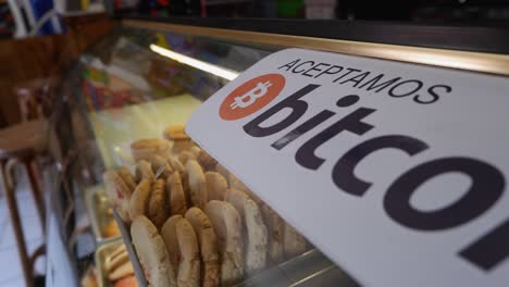 Señalización-De-Bitcoin-En-El-Mostrador-De-La-Cafetería-Española,-Aquí-Aceptamos-Bitcoin