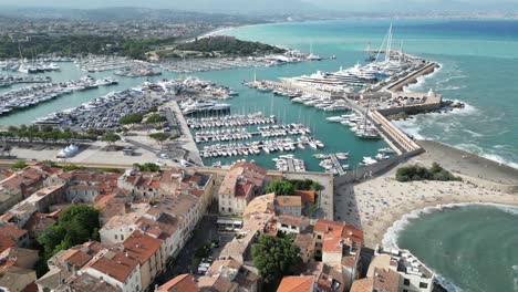 Schwenkaufnahme-Hafen-Antibes-Küstenstadt-Frankreich-Drohne,-Luftaufnahme