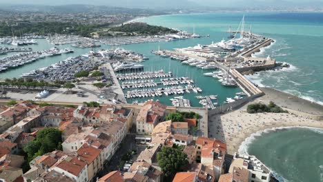 Toma-Panorámica-Puerto-Antibes-Ciudad-Costera-Francia-Drone,Aéreo