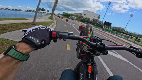 Action-Cam-FPV-En-La-Bicicleta-Eléctrica,-Perfecta-Tarde-De-Verano-Montando-La-Bicicleta-Eléctrica