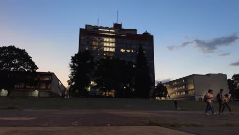 Edificio-Del-Campus-De-La-Unam,-Video-Time-Lapse-De-Un-Atardecer