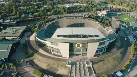 Aerial-drone-pulls-back-over-the-Autzen-Stadium-in-Eugene,-Oregon