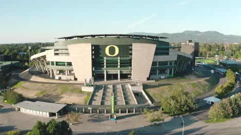 Eine-Drohne-Fliegt-über-Den-Eingang-Des-Autzen-Stadions-Auf-Dem-Campus-Der-University-Of-Oregon