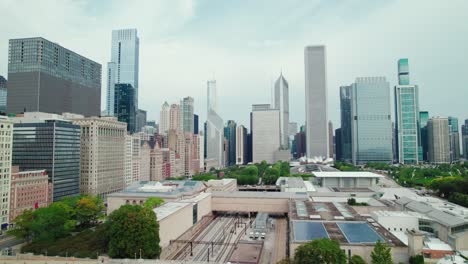 Descubriendo-Los-Horizontes-De-Chicago,-Antena-Cinematográfica-En-El-Centro