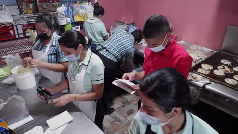 Concurrida-Cocina-De-Un-Restaurante-De-San-Salvador:-Los-Trabajadores-Preparan-Los-Pedidos-De-Pupusas.