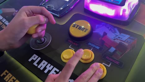 Videojuego-Arcade,-Manos-Usando-Joystick-Y-Botones-Para-Luchar-Contra-Personajes-De-Minecraft