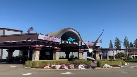 Entrada-Al-Casino-Seven-Feathers-Con-Banderas-Americanas-Y-Una-Estatua-De-águila.