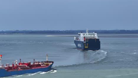 Los-Buques-De-Carga-Transportan-Carga-Por-Río-Y-Mar-En-Los-Países-Bajos.