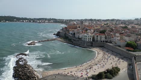 Drone-De-Panorámica-Baja,-Playa-Aérea-Ciudad-Costera-De-Antibes-Francia-Drone,-Antena