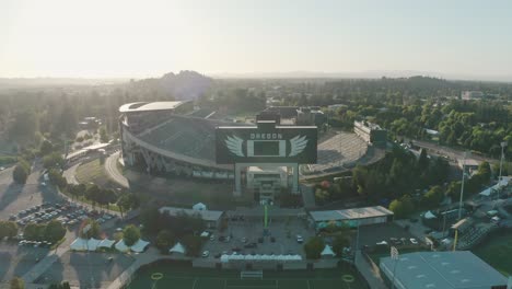 Drone-flies-towards-the-entrance-of-Autzen-Stadium-of-the-University-of-Oregon-in-Eugene,-Oregon