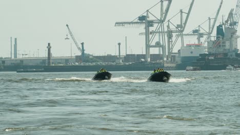 Zwei-Sightseeing-Rippen-Fahren-Auf-Der-Elbe-In-Hamburg